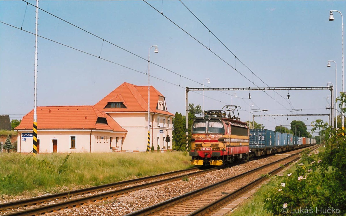 Již novotou vonící fasáda zastávky Brodské a laminátka 230.088 dne 25.05.2003