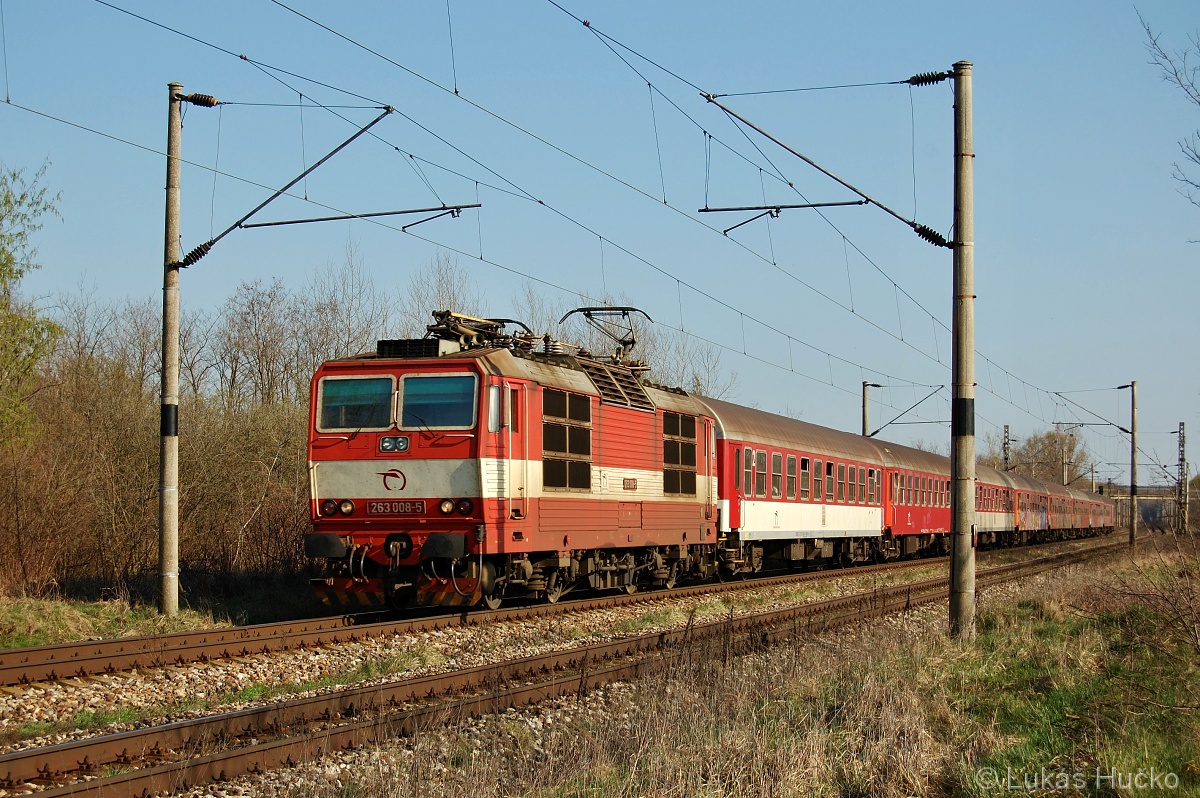Příjezd do Brodského v podání 263.008 s vlakem Os 2014 do Břeclavi dne 31.03.2008