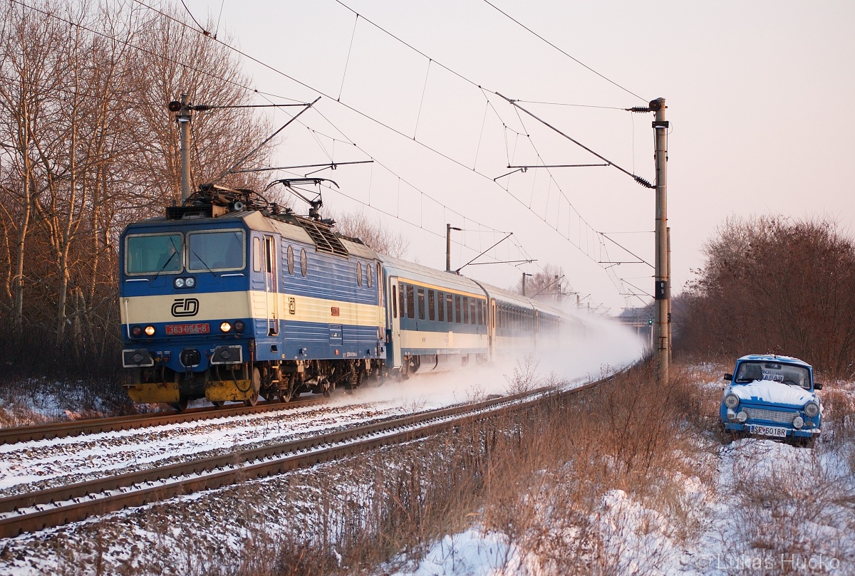 Eso 363.054 práší do Brodského s vlakem EC 170 dne 20.12.2009