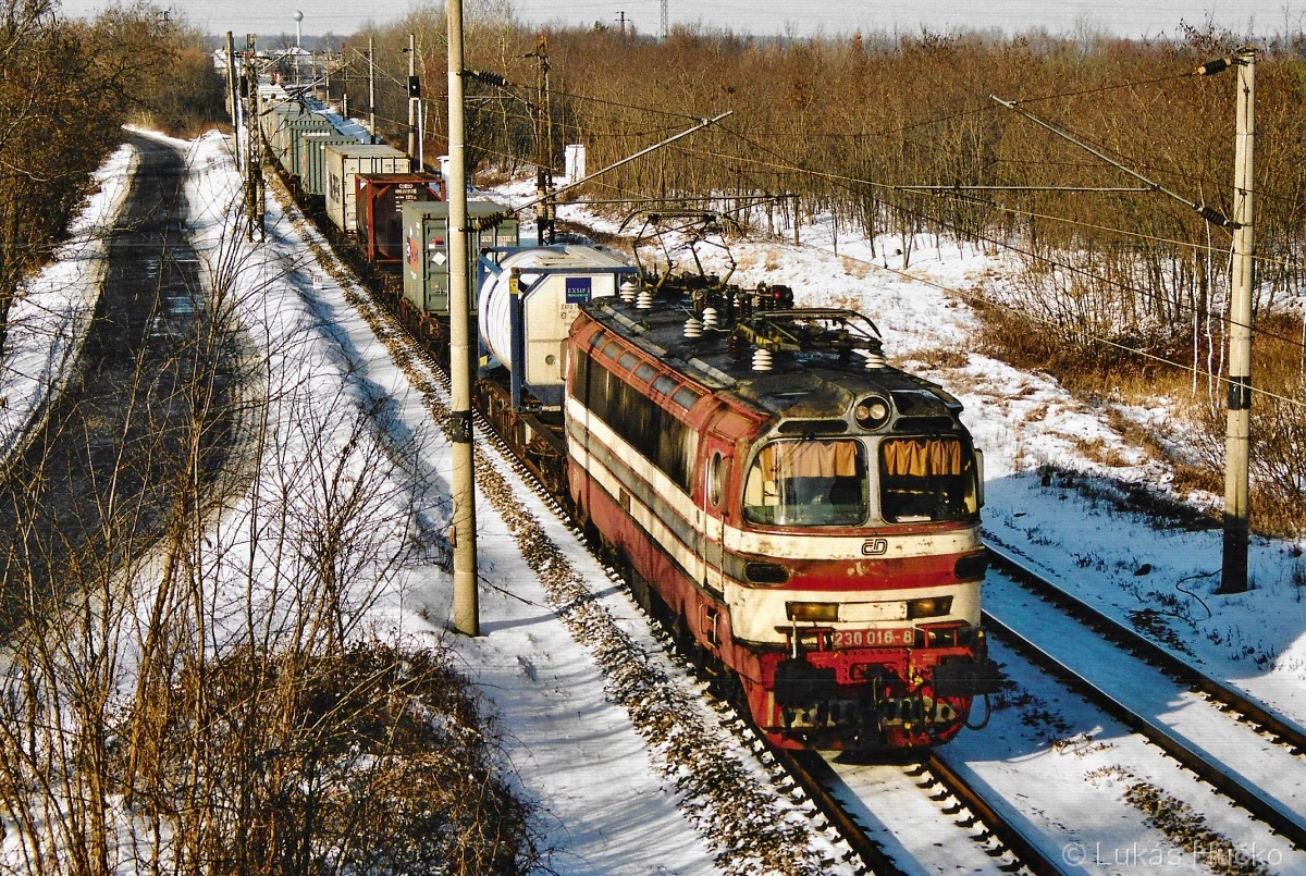 Laminátka 230.016 zachycená z nadjezdu v Brodském dne 11.01.2004