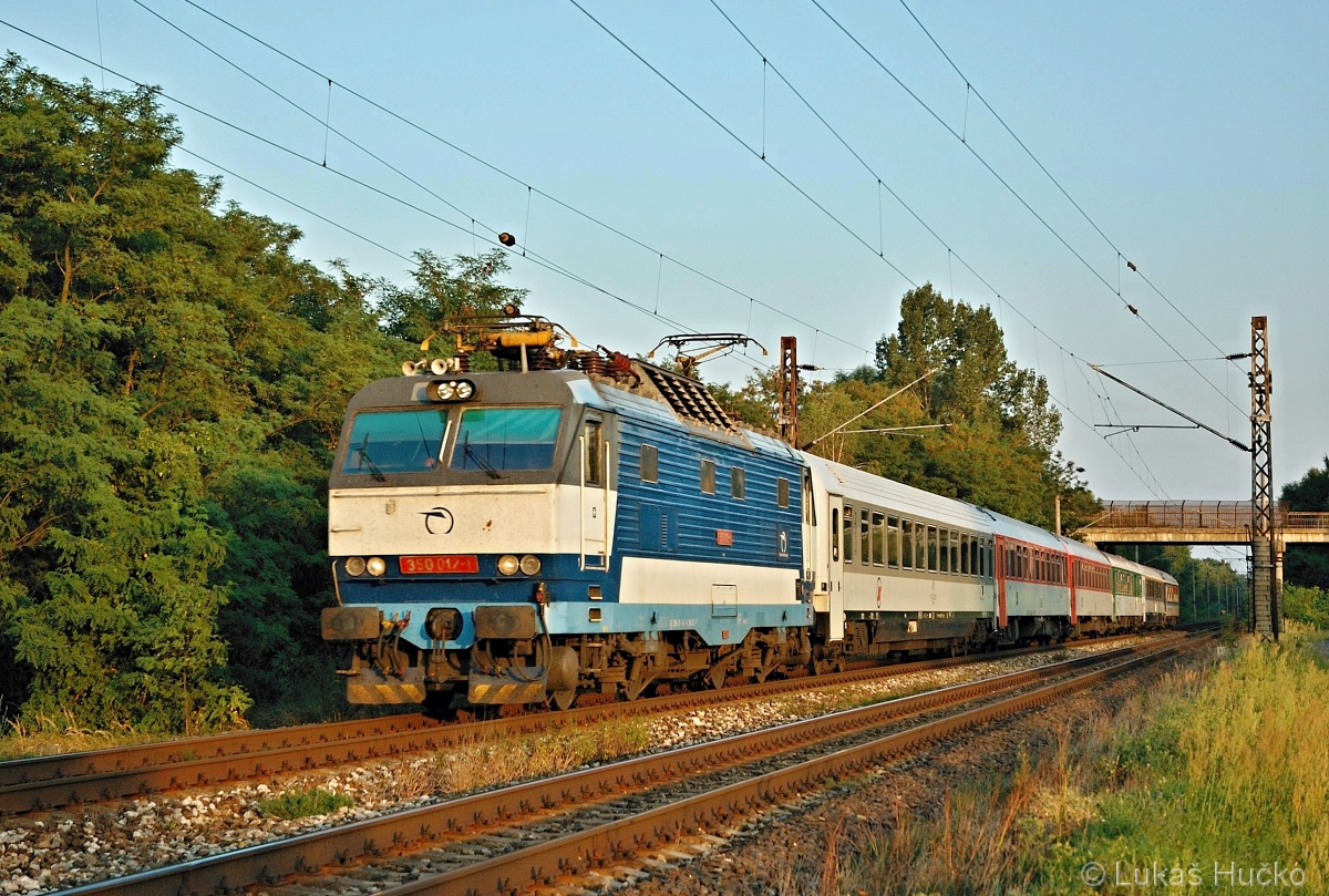 Pod nadjezdem projel vlak EC 270 který táhla dne 21.08.2012 gorila 350.012