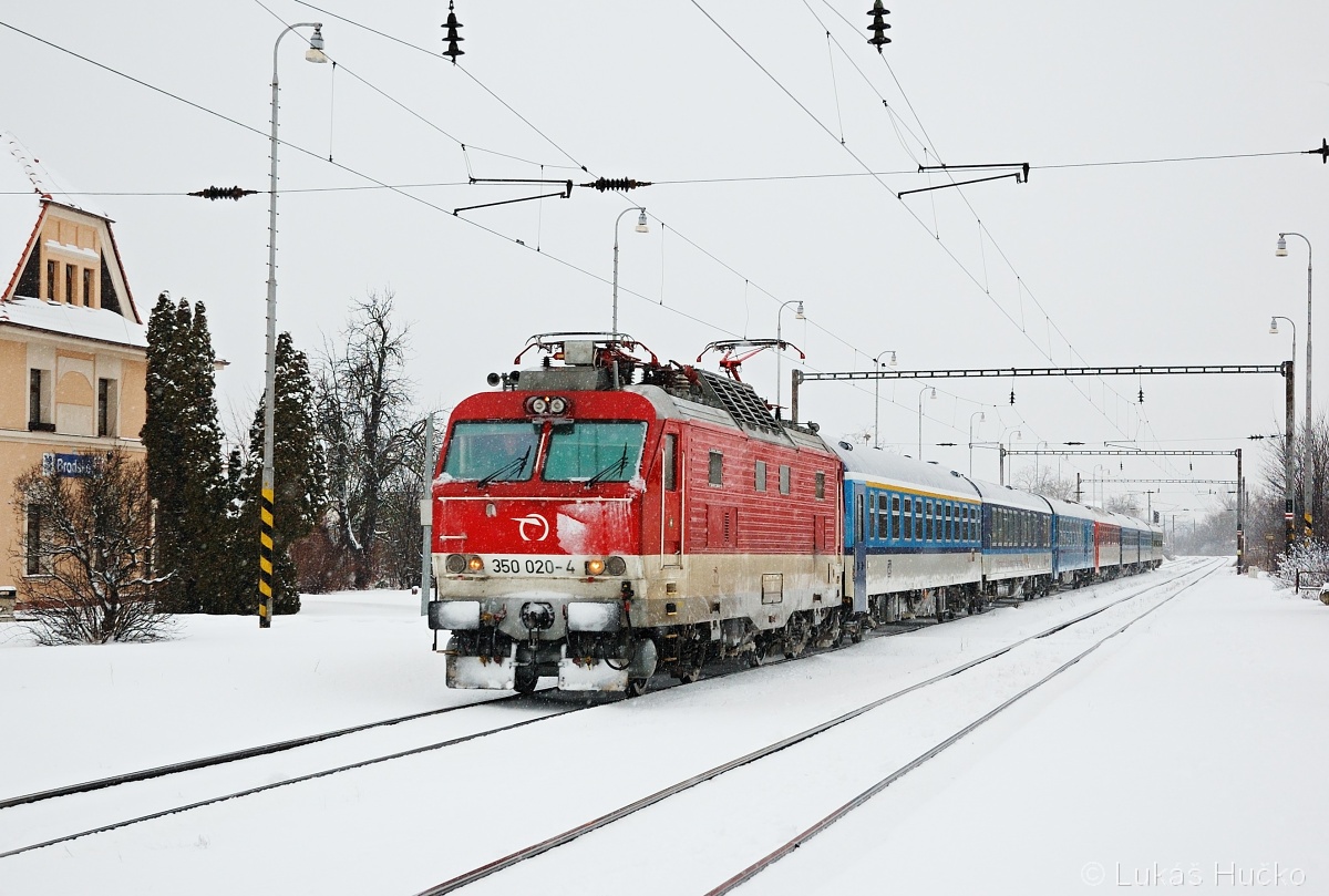 Gorila 350.020 projíždí zastávkou dne 23.02.2013 s vlakem EC 275