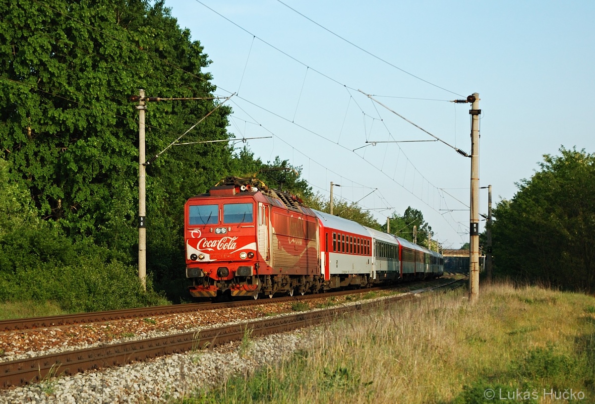 CocaCola 362.015 s vlakem EC 270 se blíží k zastávce Brodské 20.05.2012