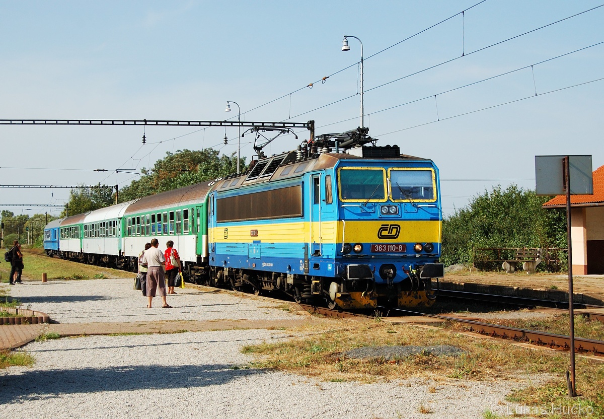 Cestující čekají na zastavení vlaku Os 4215 v Brodském dne 04.09.2011
