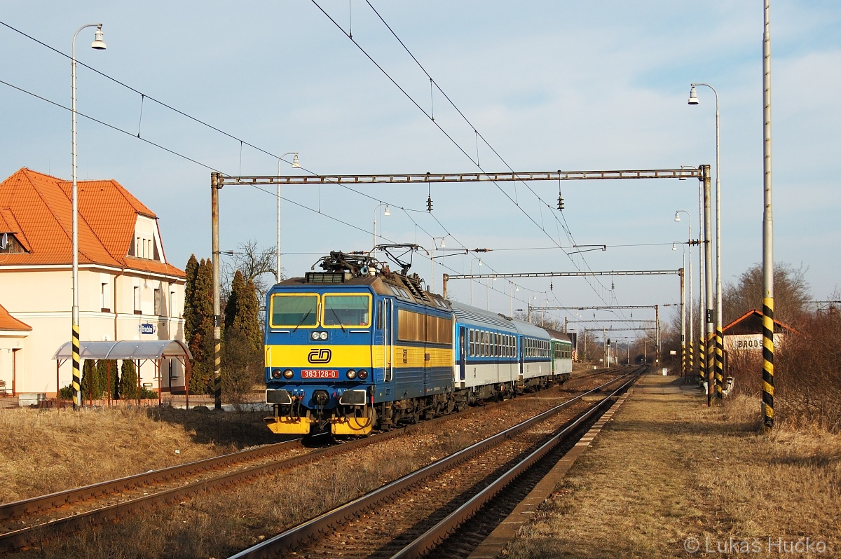 Eso 363.128 se rozjíždí ze zastávky Brodské 13.03.2011 s vlakem Os 4205