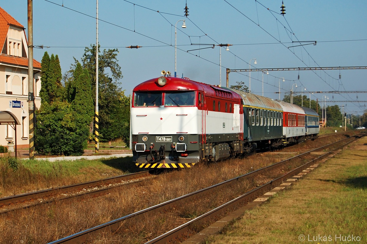 Bardotka 751.001 se zvláštním vlakem projíždí zastávkou dne 24.09.2011