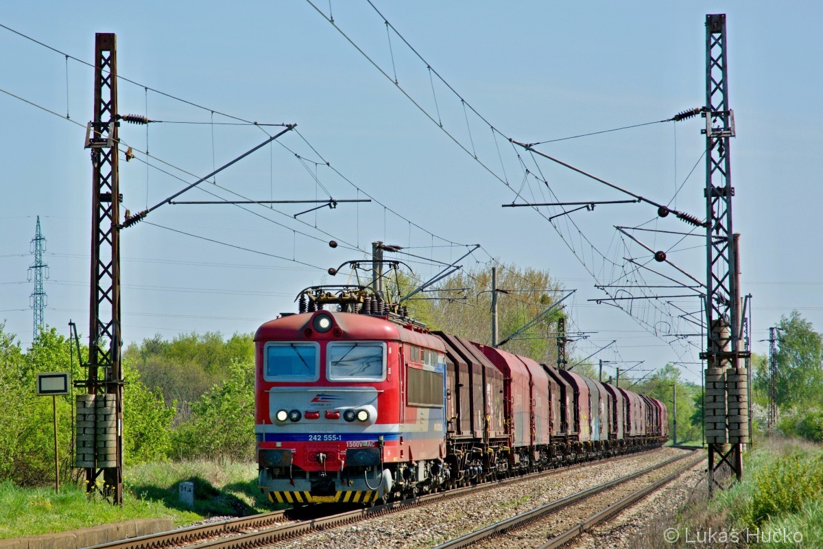 242.555 Lokorail s nákladním vlakem 29.04.2015