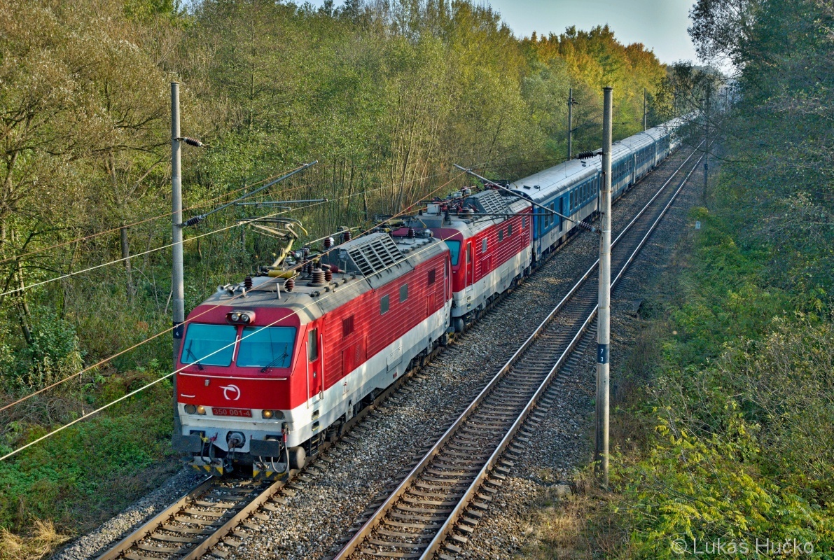 350.001+350.019 v čele vlaku EC 170 dne 02.11.2014 u nadjezdu v Brodském.