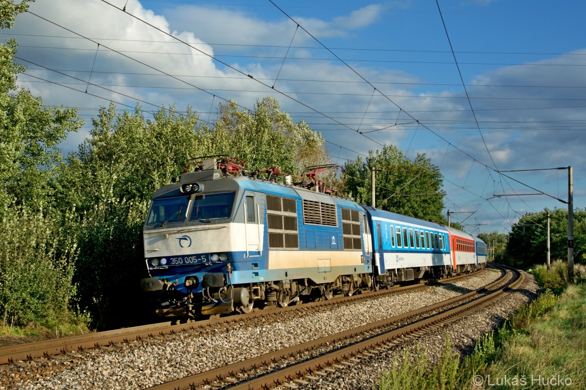 Gorila 350.005 klopí oblouk před zastávkou Brodské s vlakem EC 274 dne 23.09.2014