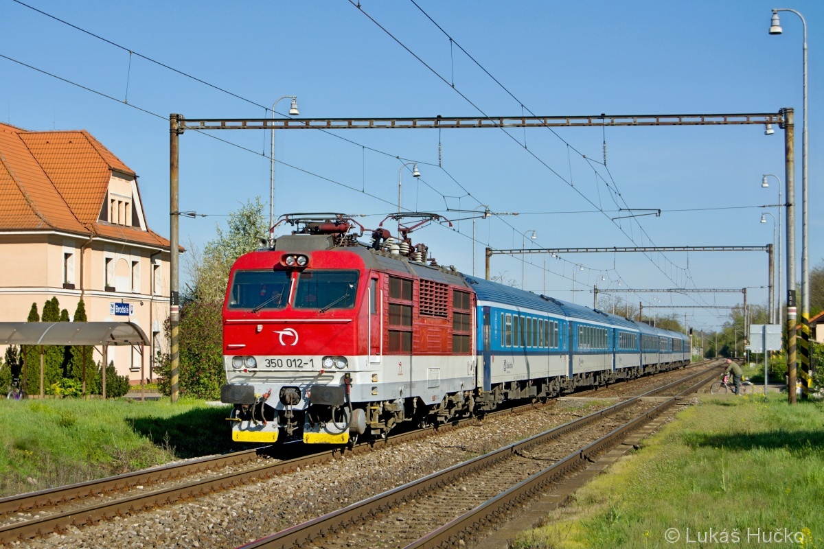 Gorila 350.012 v čele vlaku EC 273 projíždí zastávkou dne 17.04.2016