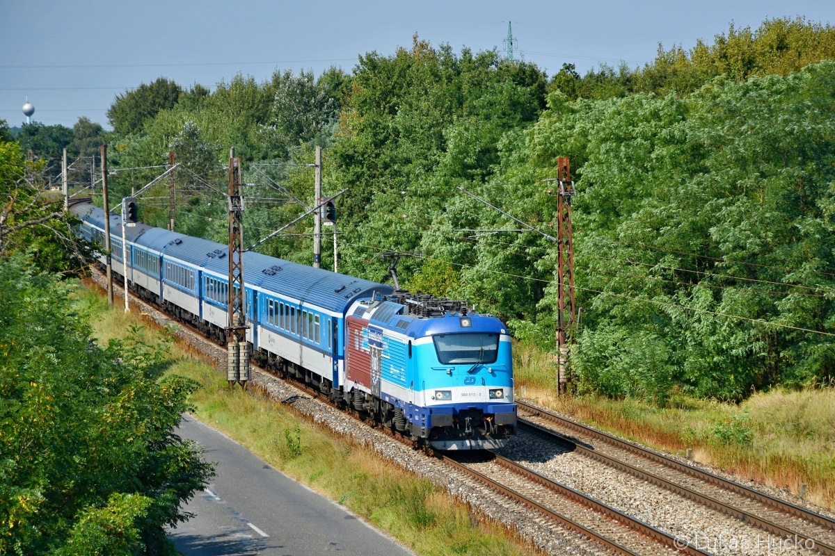 380.013 v čele celé modré soupravy se blíží k nadjezdu dne 10.09.2016