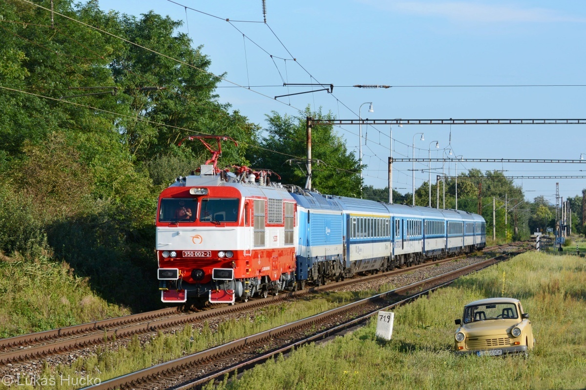 Dvě dvojky v nových nátěrech, 350.002+380.002 na vlaku EC 274 v zastávce Brodské 04.09.2020