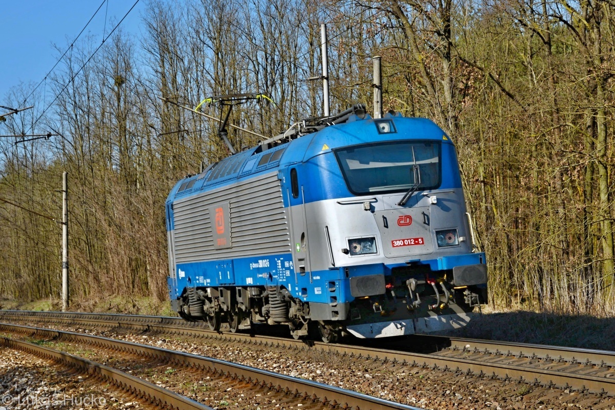 Lokomotivní vlak v podání 380.012 za stanicí Kúty 15.03.2020